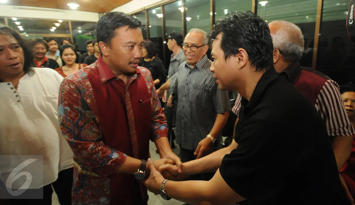 Menpora Imam Nahrawi menyalami putera bungsu Sinyo Aliandoe, Theodorus Aliandoe saat melayat jenazah legenda sepakbola Indonesia, Sinyo Aliandoe yang wafat di Jakarta, Rabu (18/11/2015). Sinyo wafat di usia 77 tahun. (Liputan6.com/Helmi Fithriansyah)