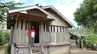 Nolin (15 th) di rumahnya di Desa Tongoa, Kabupaten Sigi sedang memegang lembaran soal yang diberikan guru untuk dikerjakannya, Rabu (22/7/2020). (Foto: Liputan6.com/ Heri Susanto).