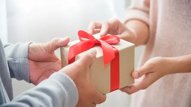 Ilustrasi hadiah perhiasan berlian wanita via Shutterstock.com