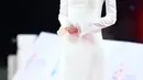 Dianugerahi penghargaan Popular Star, Yoona SNSD tampil memesona bak dewi dalam balutan broken white dress dari Danielle Frankel. (Instagram/yoona_lim)