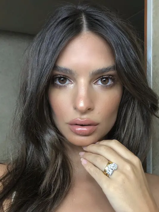 Mengenakan cincin bergaya Toi et Moi, kilauan paduan dua model citting berlian yang kontras terlihat begitu unik dan mencuri perhatian. [Foto: Instagram/ Emrata]