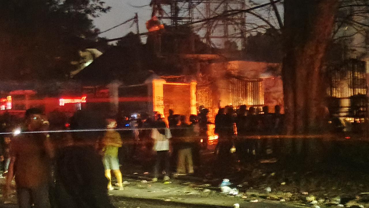 Lewat Pukul 18.00 WIB, Massa di DPRD Jabar Dibubarkan Gunakan Gas Air Mata
