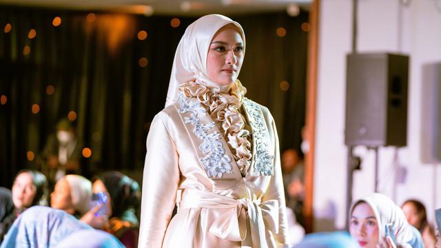 Inovasi Pertama di Indonesia Hijab Satin dengan Lubang Mikroskopis yang Bikin Adem dan Terlihat Elegan