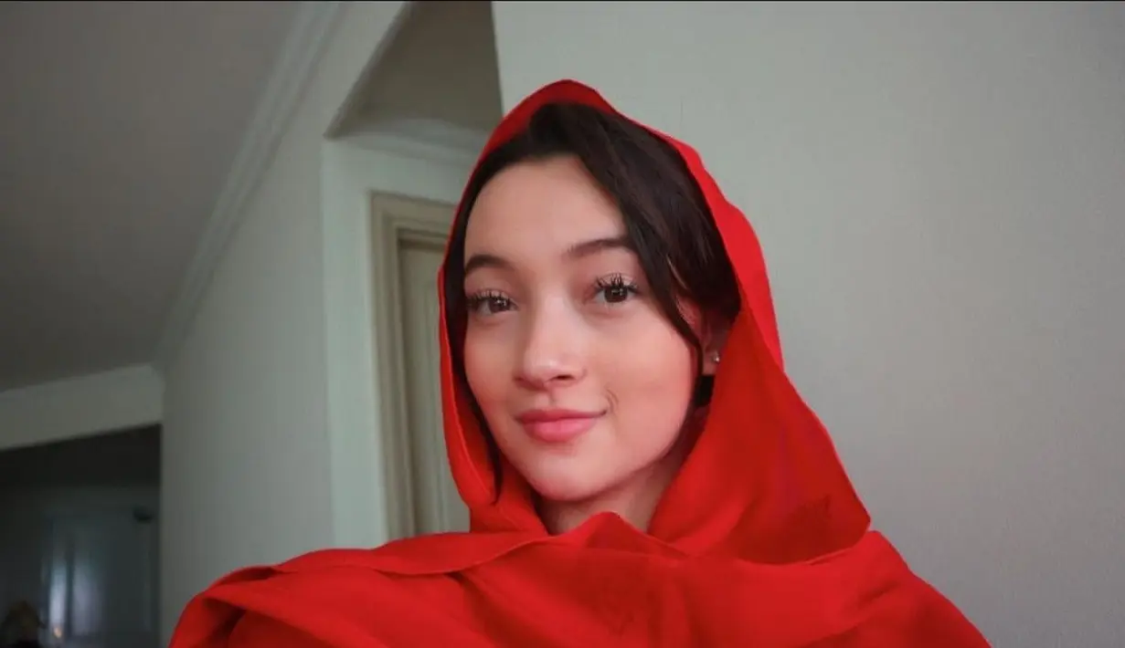 Megan Domani terlihat mengenakan kerudung berwarna merah yang membuatnya makin menawan. Megan Domani merupakan adik Bryan Domani yang dikenal sebagai sibling goals. Keduanya sama-sama berkarier di dunia akting. Bahkan Megan sempat ingin beradu akting dengan sang kakak. (Liputan6.com/IG/megandomani1410).
