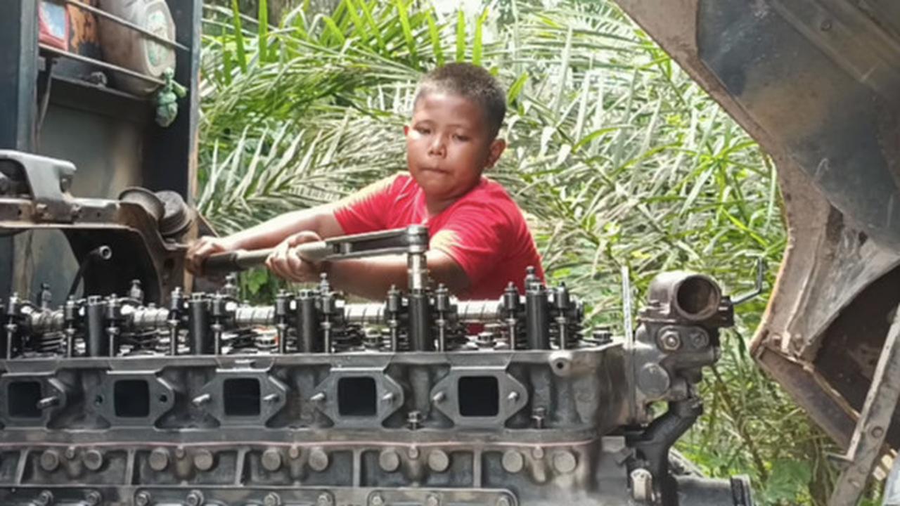 Kecil-kecil Cabai Rawit, Bocah Ini Mahir Memperbaiki Jenis-jenis Tipe Mobil