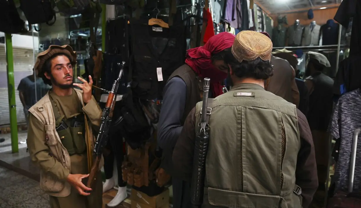 Pasukan Taliban berbelanja di Pasar Bush, Kabul, Afghanistan, Kamis (9/9/2021). Taliban menguasai Afghanistan setelah pasukan Amerika Serikat angkat kaki. (AAMIR QURESHI/AFP)