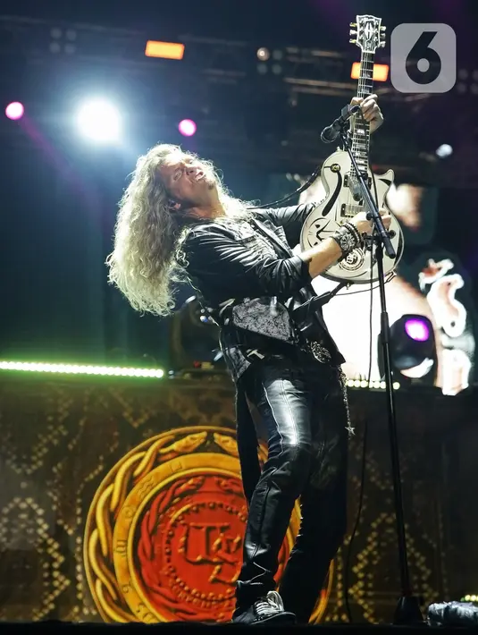 Grup band Whitesnake tampil di perhelatan JogjaROCKarta #4 di Stadion Kridosono,Yogyakarta, Minggu (1/3/2020). Whitesnake merupakan salah satu band penampil dalam JogjaROCKarta #4 selain band rock asal Jerman Scorpions. (Fimela.com/Bambang E Ros)