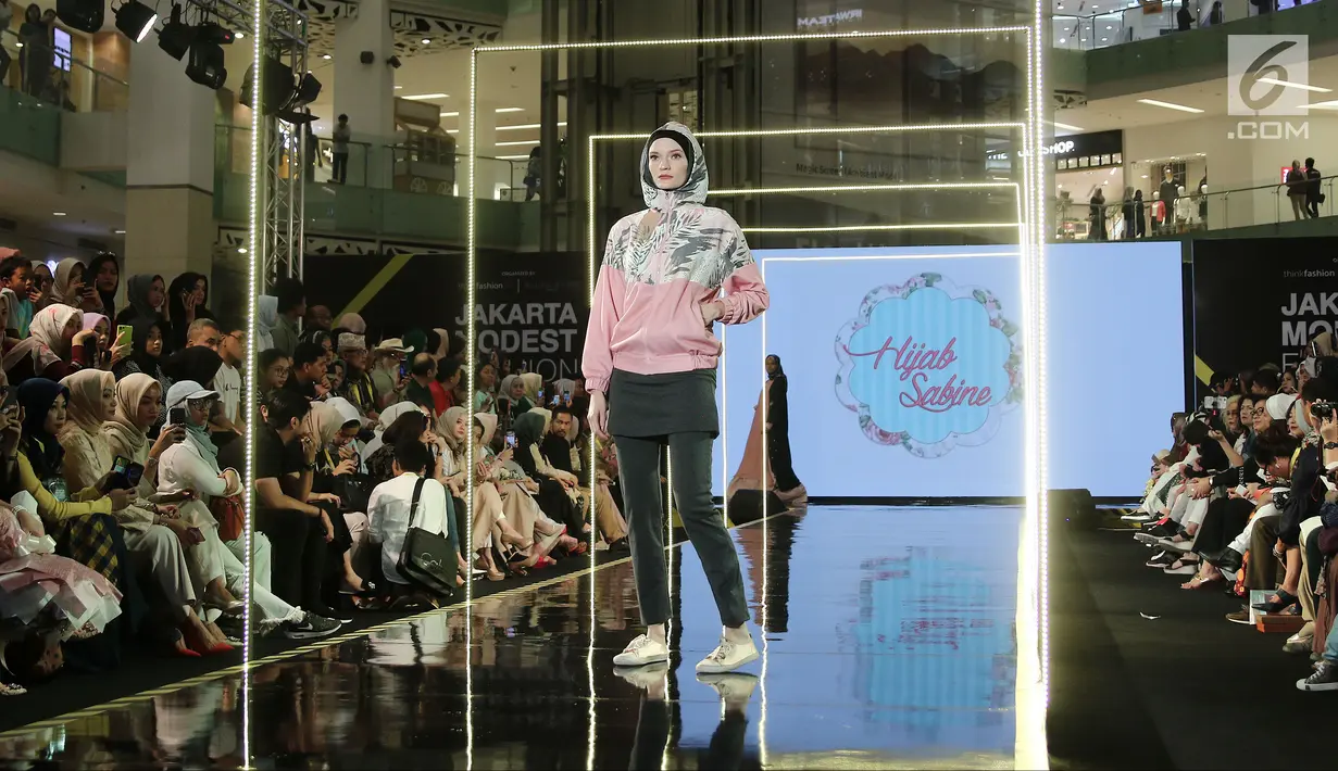 Model membawakan karya dari Hijab Sabine saat Jakarta Modest Fashion Week di Gandaria City, Jakarta, Minggu (29/7). (Liputan6.com/Herman Zakharia)