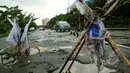 Meski sudah bisa dilewati, banyak jalan rusak dan berlubang di kawasan Kelapa Gading. Sebelumnya, kawasan ini terendam banjir setinggi 80 cm hingga memutuskan arus lalu lintas, Jakarta, Jumat (13/2/2015). (Liputan6.com/Faisal R Syam)