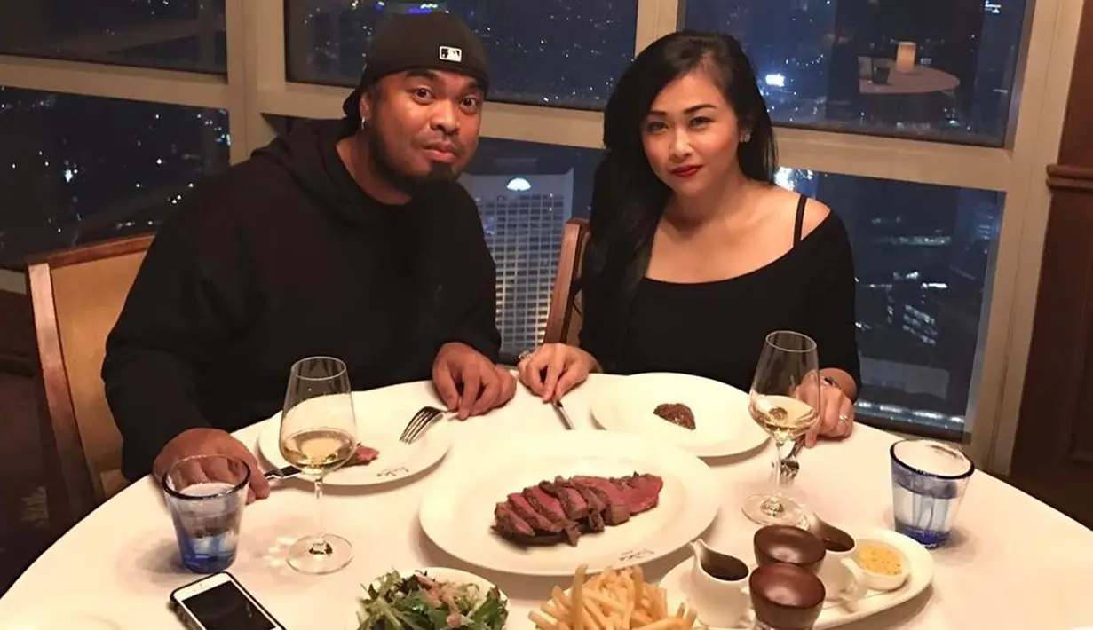 Selalu tampil kocak, ternyata Peppy juga memiliki sisi romantisnya loh. Buktinya Peppy pernah mengajak Julia untuk makan malam romantis nih. (Liputan6.com/IG/@julia_peppy)