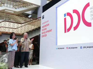 Menteri Perdagangan Enggartiasto Lukita (kanan) saat meresmikan Indonesia Design Development Center (IDDC) di Jakarta, Kamis (29/). (Liputan6.com/Angga Yuniar)