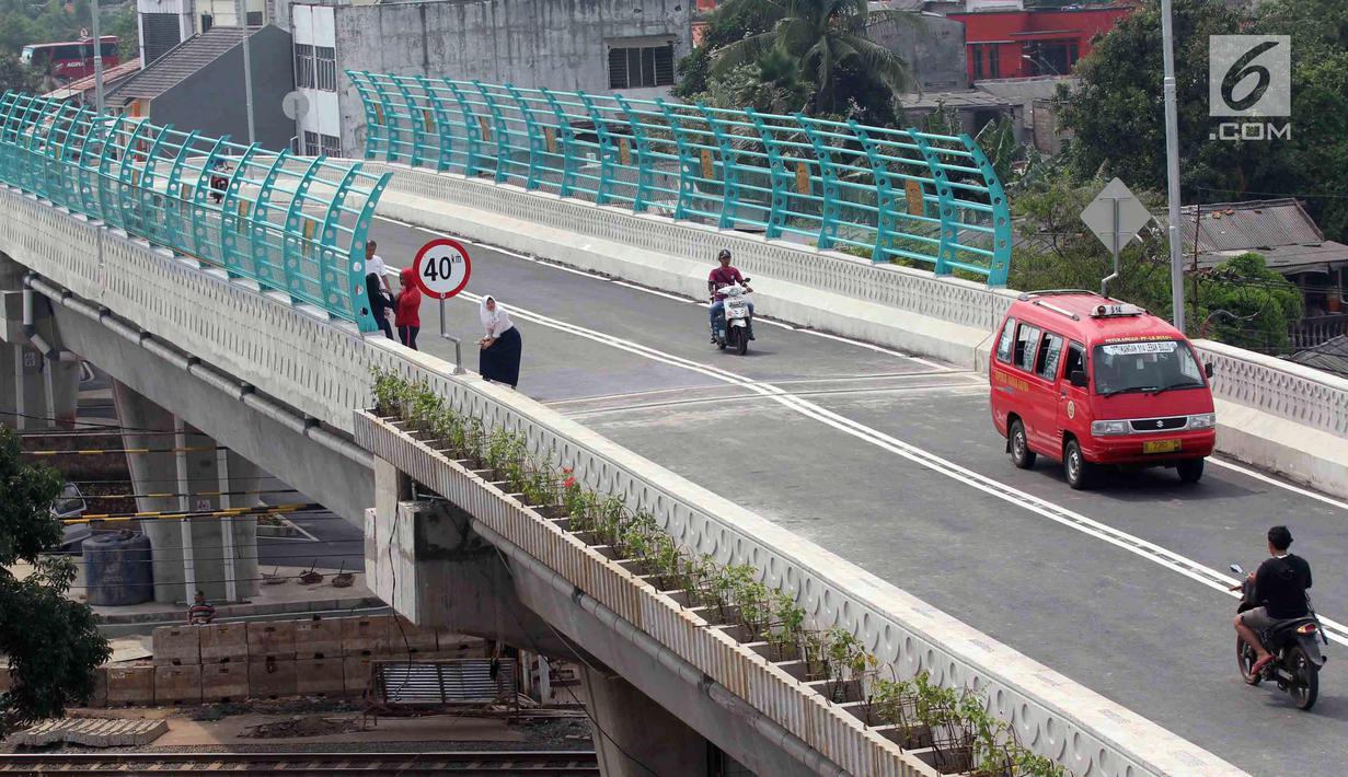 Suasana Flyover Bintaro, Jakarta, Selasa (6/3). Flyover ini sudah bisa dilintasi pengendara roda dua dan roda empat dari arah Jalan Bintaro Permai menuju Jalan Veteran, Tanah Kusir, Pondok Indah maupun arah sebaliknya. (Liputan6.com/Johan Tallo)