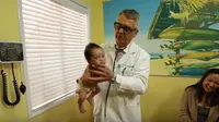 Cara Dr Bob menenangkan bayi yang menangis. Sumber: Metro.co.uk