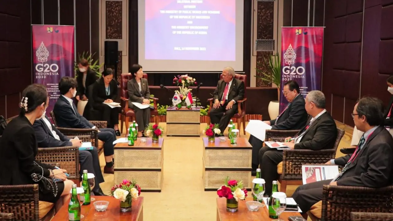 Menteri PUPR Basuki Hadimuljono dan Menteri Lingkungan Korea Selatan Han Wha Jin menandatangani Joint Statement on the Green Transition Initiative di Nusa Dua, Bali. (Dok Kementerian PUPR)