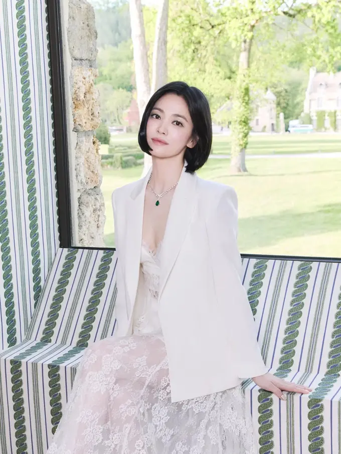 Pesona Bridal Look Song Hye Kyo, Lace Dress Feminin Dipadu Blazer Putih yang Effortlessly Chic