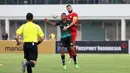 Pemain Timnas Indonesia, Jordi Amat (kanan) berduel udara dengan pemain Tanzania, Waziri Muhudi Rashidi Salim saat laga persahabatan yang berlangsung di Stadion Madya, Senayan, Jakarta, Minggu (02/06/2024). (Bola.com/Abdul Aziz)