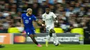 Pemain Real Madrid, Vinicius Junior (kanan), berebut bola dengan pemain Chelsea, Reece James dalam pertandingan leg pertama perempat final Liga Champions 2022/2023 yang berlangsung di Santiago Bernabeu, Kamis (13/4/2023). Vinicius Junior dinobatkan sebagai pemain terbaik pada laga Real Madrid vs Chelsea. Penyerang sayap ini terlibat dalam seluruh gol yang dicetak Madrid ke gawang Chelsea. (AP Photo/Jose Breton)