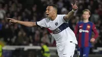 Selebrasi striker PSG, Kylian Mbappe setelah mencetak gol ketiga timnya ke gawang Barcelona lewat eksekusi penalti pada laga leg kedua perempatfinal Liga Champions 2023/2024 di Olimpic Lluis Companys Stadium, Barcelona, Selasa (16/4/2024). (AP Photo/Emilio Morenatti)