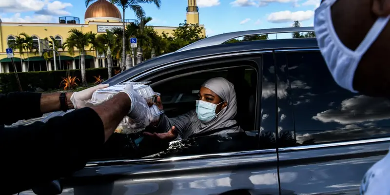 FOTO: Berbagi Makanan Buka Puasa Ramadhan Drive Thru di Miami
