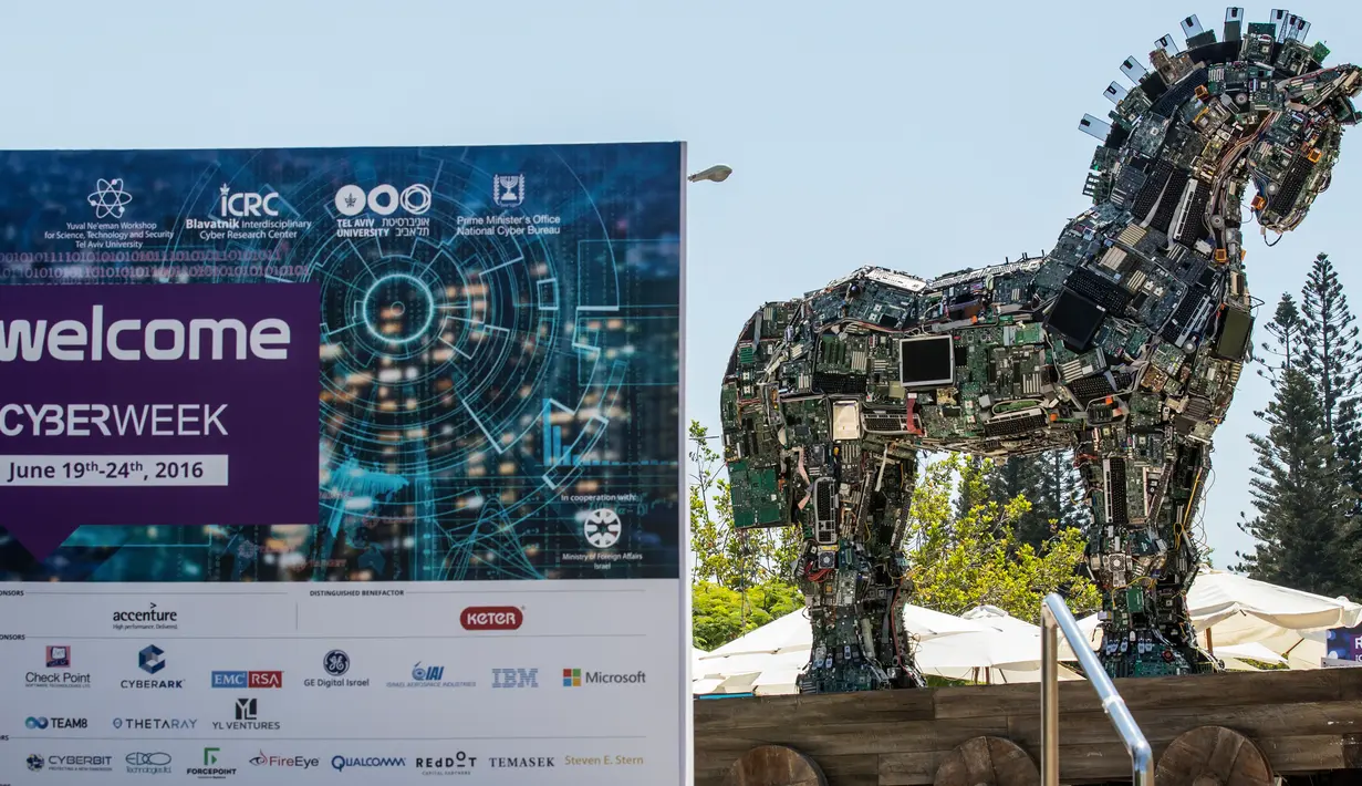 Penampakan replika patung kuda troya bernama "Cyber Horse" yang terbuat dari ribuan komputer dan komponen ponsel yang terinfeksi virus, yang dipajang di pintu masuk konferensi Cyber Week tahunan di Tel Aviv University, Israel, Senin (20/6).(Jack GUEZ/AFP)