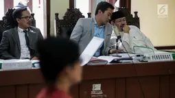 Juru bicara HTI Ismail Yusanto (kanan) bersama kuasa hukum penggugat hadir dalam sidang gugatan HTI di PTUN, Jakarta, Kamis (11/1). HTI menggugat karena dibubarkan oleh pemerintah beberapa waktu lalu. (Liputan6.com/Faizal Fanani)