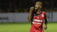 Ekspresi striker Semen Padang, Muhammad Nur Iskandar saat leg kedua semifinal Piala Jenderal Sudirman di Stadion Haji Agus Salim, Sabtu (16/1/2016). Semen Padang lolos ke final setelah menang adu penalti 4-2 (2-2) atas Borneo FC. (Bola.com/Reza Bachtiar)
