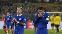Pemain Chelsea, Enzo Fernandez bersama Thiago Silva berjalan usai bertanding melawan Borussia Dortmund pada pertandingan leg pertama babak 16 besar Liga Champions di Signal Iduna Park, Jeramn, Kamis (16/2/2023). Dortmund menang atas Chelsea dengan skor tipis 1-0. (AP Photo/Martin Meissner)