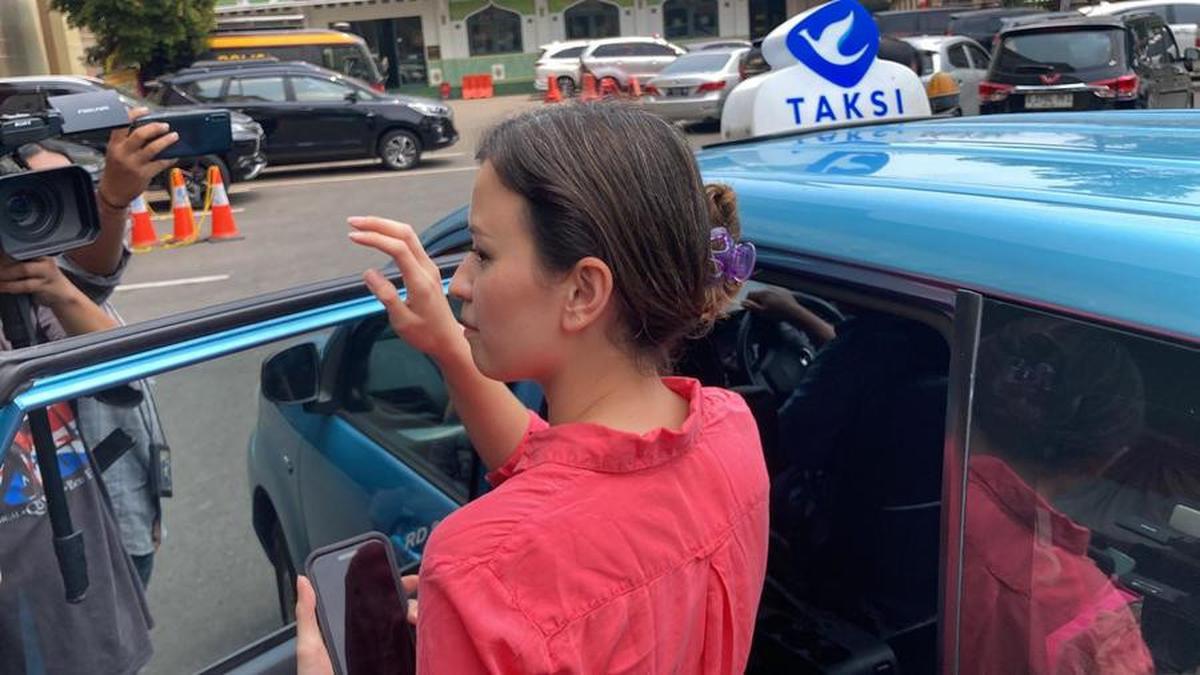 "Kalau memang harus dibayar wajib dibayar oleh tergugat, aku tidak mau memberatkan, makanya aku tulis udah deh Rp 1.000 aja semua, total Ro 5.000," ujarnya.