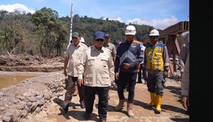 Presiden Prabowo Subianto meninjau pembangunan Jembatan Bailey Sungai Garoga di Tapanuli Selatan, Sumatra Utara (Sumut), Rabu (31/12/2025). (YouTube Sekretariat Presiden)