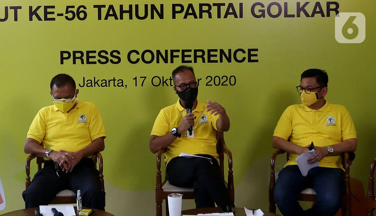 Menteri Perindustrian sekaligus Ketua Penyelenggara HUT Partai Golkar Agus Gumiwang Kartasasmita (tengah) bersama Sekjen Partai Golkar Lodewijk Freidrich Paulus (kiri) memberi keterangan terkait HUT ke-56 Partai Golkar di Jakarta, Sabtu (17/10/2020). (Liputan6.com/Johan Tallo)