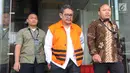 Anggota DPRD Kota Malang HM Zainuddin tertunduk usai menjalani pemeriksaan di KPK, Jakarta, Jumat (13/4). Zainuddin diperiksa terkait dugaan suap pembahasan APBD-P Pemerintah Kota Malang Tahun 2015. (Merdeka.com/Dwi Narwoko)