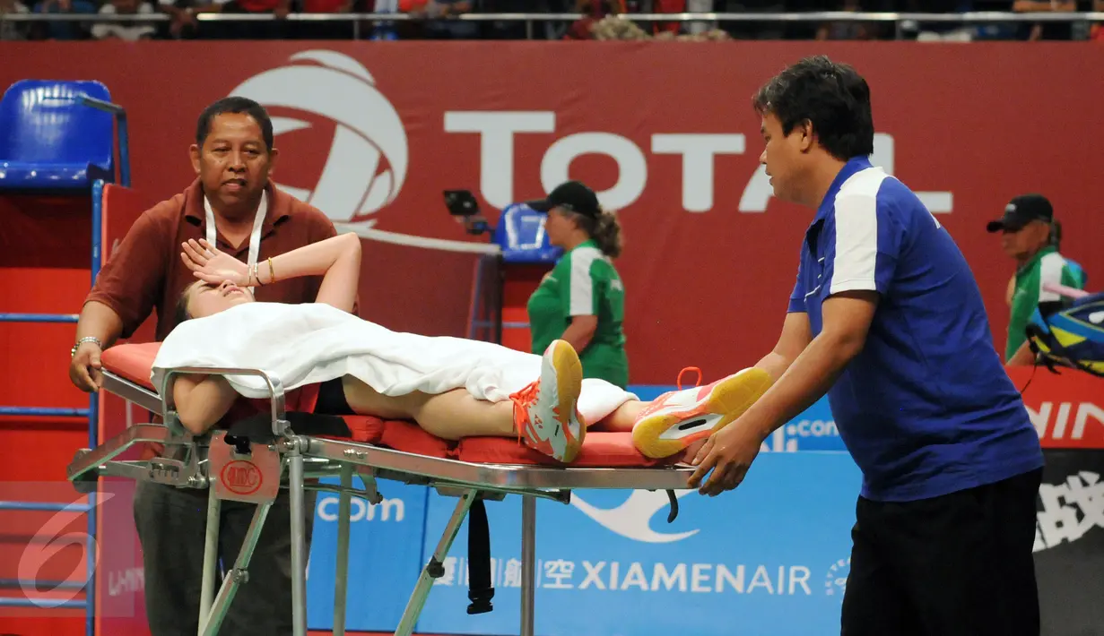 Tunggal putri Thailand, RatchanokIntanon dievakuasi keluar lapanganTotal BWF World Championships 2015 akibat mengalami cedera, Jakarta, Kamis (13/8/2015). Laga dihentikan dan Lindaweni unggul 24-26, 21-10, 5-8 (mundur). (Liputan6.com/Helmi Fithriansyah)