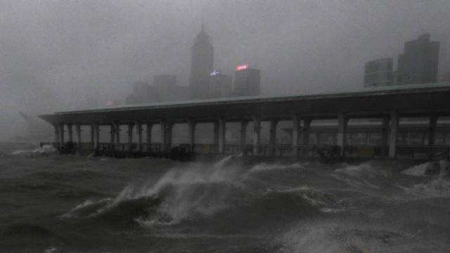 Kawasan Victoria Harbour di Hong Kong dilanda suasana gelap mencekam saat Topan Mangkhut menerjang pada Minggu 17 September 2018 (AP/Vincent Yu)