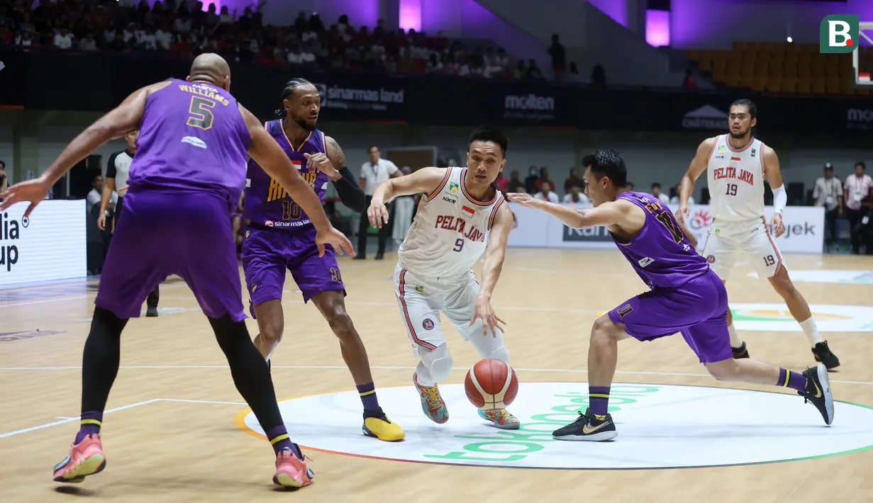 Pebasket Pelita Jaya, Agassi Goantara, saat melawan Tangerang Hawks pada laga IBL 2024 di Indomilk Arena, Sabtu (25/5/2024). (Bola.com/M Iqbal Ichsan)