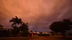 Awan badai berkumpul di kota Ayr di utara Queensland sebelum terjadi Topan Debbie, Australia (27/3). Lebih dari 3.500 warga Australia telah dievakuasi menyusul bergeraknya Topan Debbie yang menuju pesisir Queensland. (AFP/Peter Parks)