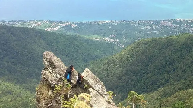Batu Gantung di Gunung Gawalise di Sulawesi Tengah