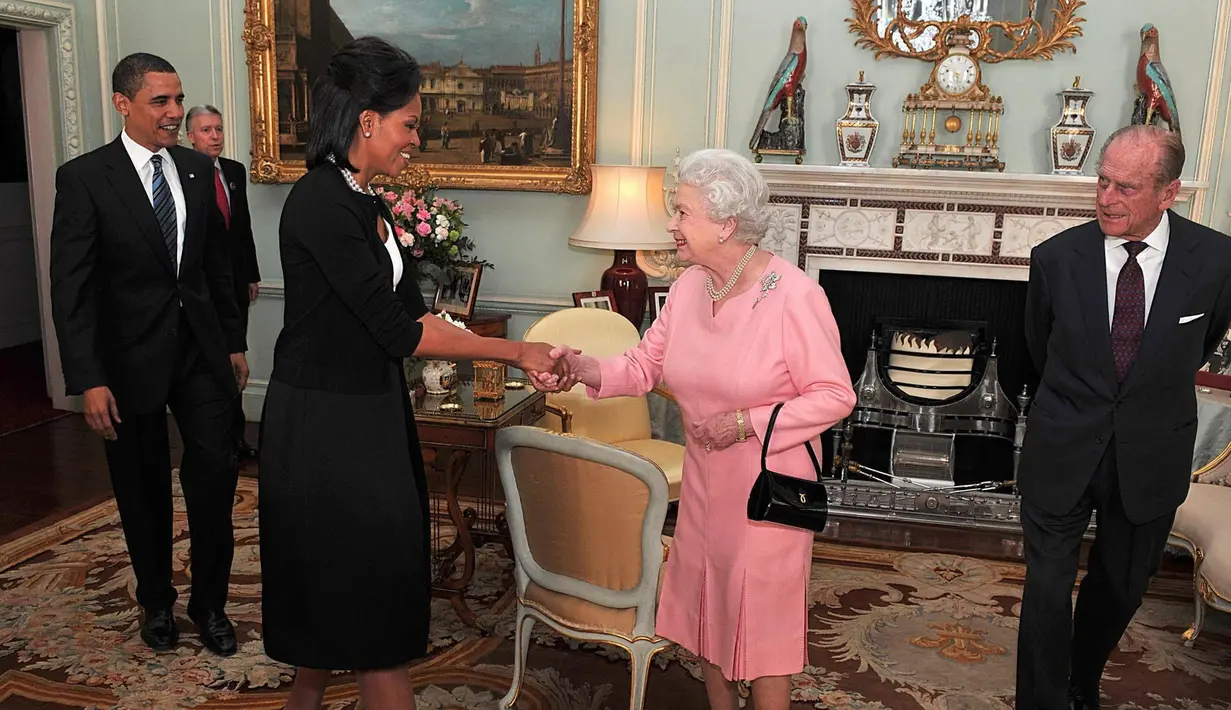 Ini adalah Michelle Obama di tahun 2009 saat ia bertemu dengan Ratu Elizabeth. Michelle Obama mengenakan rok hitam yang elegan dengan kardigan yang serasi. Foto: Website.