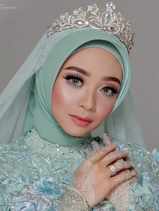 Wanita kelahiran 2 November 1998 ini terlihat cocok memakai berbagai gaya makeup. Seperti saat menjalani pesta pernikahannya, Ega tampil memukau dengan makeup soft. Dalam makeup itu, ia menonjolkan bagian mata yang menawan. (Liputan6.com/IG/eganoviantika_98)