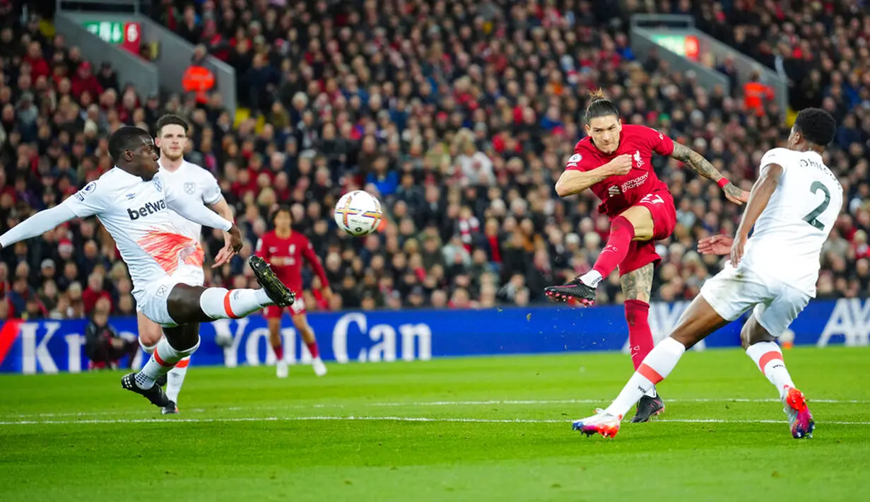 Pemain Liverpool Darwin Nunez melakukan tendangan ke gawang West Ham United pada pertandingan sepak bola Liga Inggris di Stadion Anfield, Liverpool, Inggris, 19 Oktober 2022. Liverpool mengalahkan West Ham United dengan skor 1-0. (AP Photo/Jon Super)