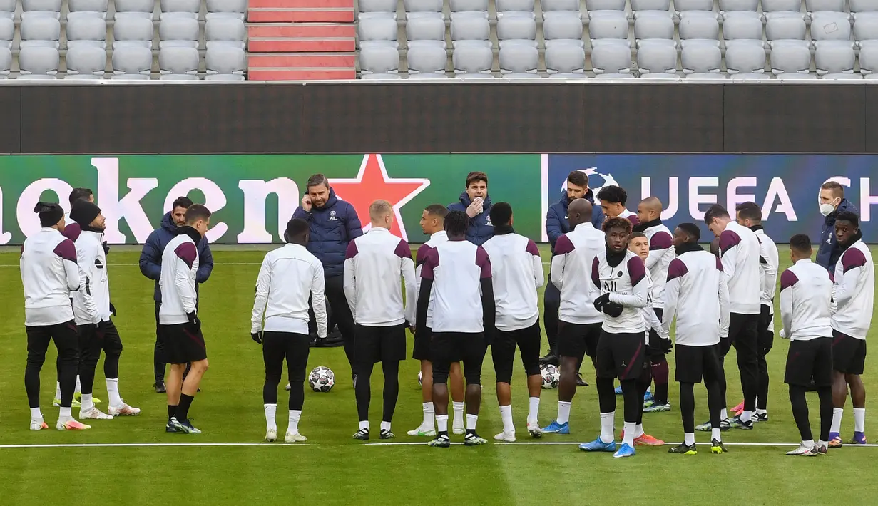 Para pemain Paris Saint-Germain (PSG) saat sesi latihan jelang laga perempat Liga Champions di Munich, Jerman, Rabu (7/4/2021). PSG akan berhadapan dengan Bayern Munchen. (AFP/Christof Stache)