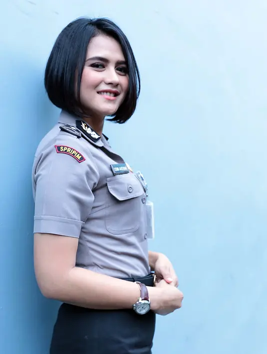 Ditengah ketegangan teror, banyak masyarakat yang ingin berfoto bersama dengan Bripda Ismi Aisyah. Kecantikan staf Sektretaris Pribadi Pimpinan (Sisprim) Polda Jawa Barat itu juga tak luput dari perhatian production house (PH). (Deki Prayoga/Bintang.com)