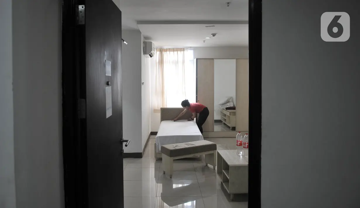 Petugas menyiapkan perlengkapan ruang isolasi Rumah Sakit Darurat Penanganan COVID-19 di Wisma Atlet, Kemayoran, Jakarta, Minggu (22/3/2019). RS Darurat Penanganan COVID-19 siap dioperasikan besok. (merdeka.com/Iqbal S. Nugroho)
