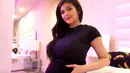Dilansir dari HollywoodLife, seorang sumber mengatakan bahwa Kylie Jenner berhenti melakuan operasi bibir saat sedang hamil. (youtube)