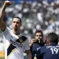 Zlatan Ibrahimovic memberikan salam kepada fans usai laga melawan Los Angeles FC pada laga Major League Socccer di StubHub Center,  California, (31/3/2018). LA Galaxy menang 4-3. (AP/Jae C. Hong)