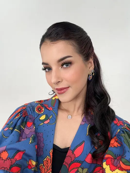 Begini hasil makeup natural khas Nagita di wajah Tasya. Tasya Farasya tampak memesona dengan makeup natural. Sang MUA, Marlene Hariman,  tampak memberikan complexion satin finish, bagian kelopak matanya diberikan cream eyeshadow warna coklat, ditambah eyeliner pencil dan bulu mata palsu. [@tasyafarasya]