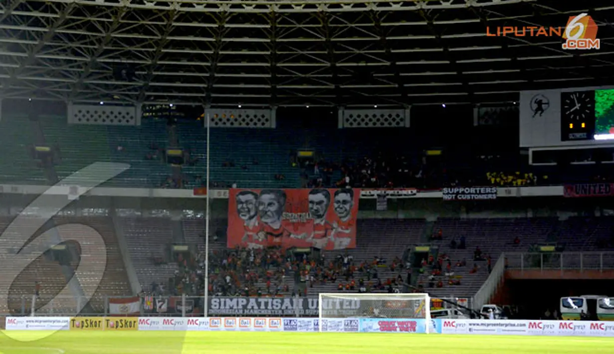 Stadion GBK Jakarta terlihat lengang ketika pertandingan Indonesia Red vs United Red yang digelar pada Rabu (23/10/13) (Liputan 6.com/Helmi Fithriansyah).