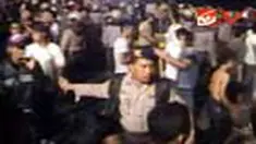 Konser grup musik Kangen Band di Kediri, Jatim, Senin malam ricuh. Pagar pembatas antara panggung dan penonton beberapa kali roboh akibat membludaknya jumlah penonton. 