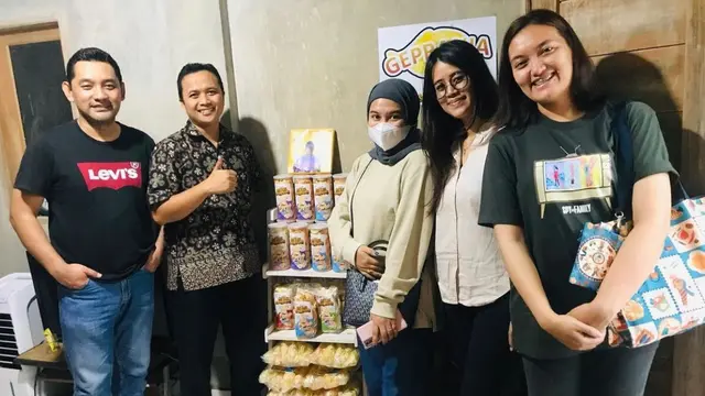 Anton Prasojo, (tengah) Founder dan Owner dari Geprania, sebuah brand makanan oleh-oleh yang berbasis di Yogyakarta bersama tim inkubasi kuliner Kementerian Pariwisata dan Ekonomi Kreatif