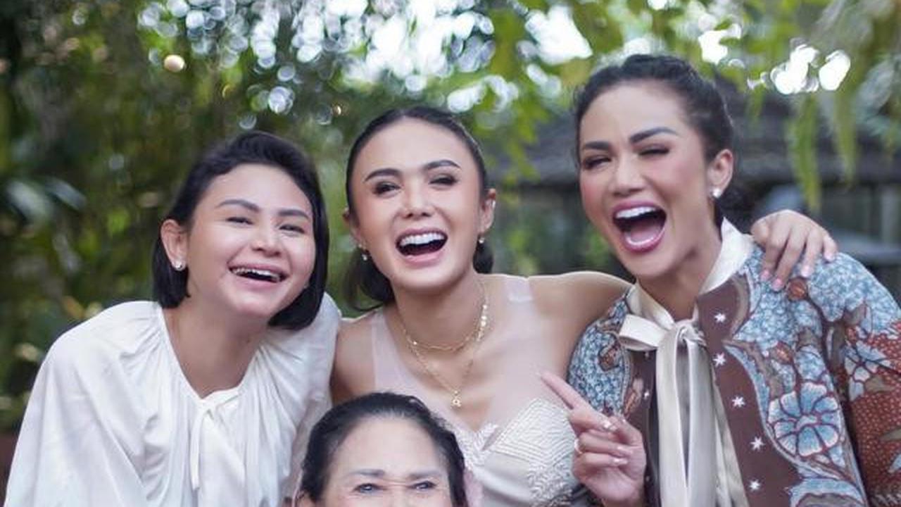 9 Potret Artis Unggah Momen Peringati Hari Ibu 2025, Ada yang Ajak Ibunda Liburan ke Eropa