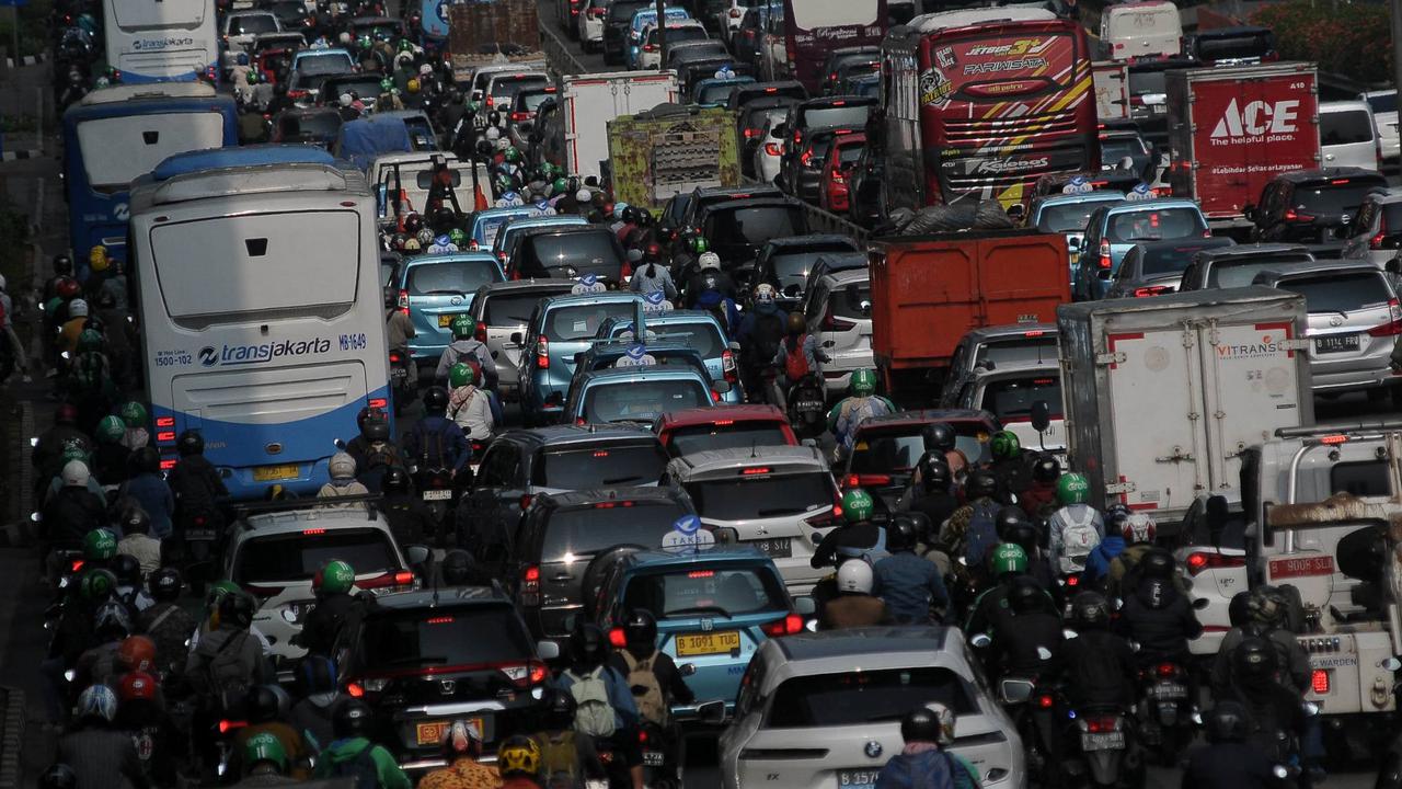Lalu lintas kendaraan pada jam sibuk di Jakarta